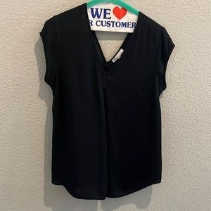 Black flowy, cap sleeve top. DR2, size small.